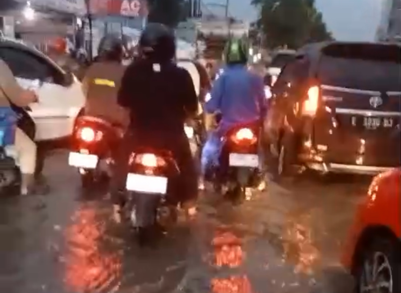 Banjir Rendam Sejumlah Desa di Kabupaten Cirebon, Kedawung Macet