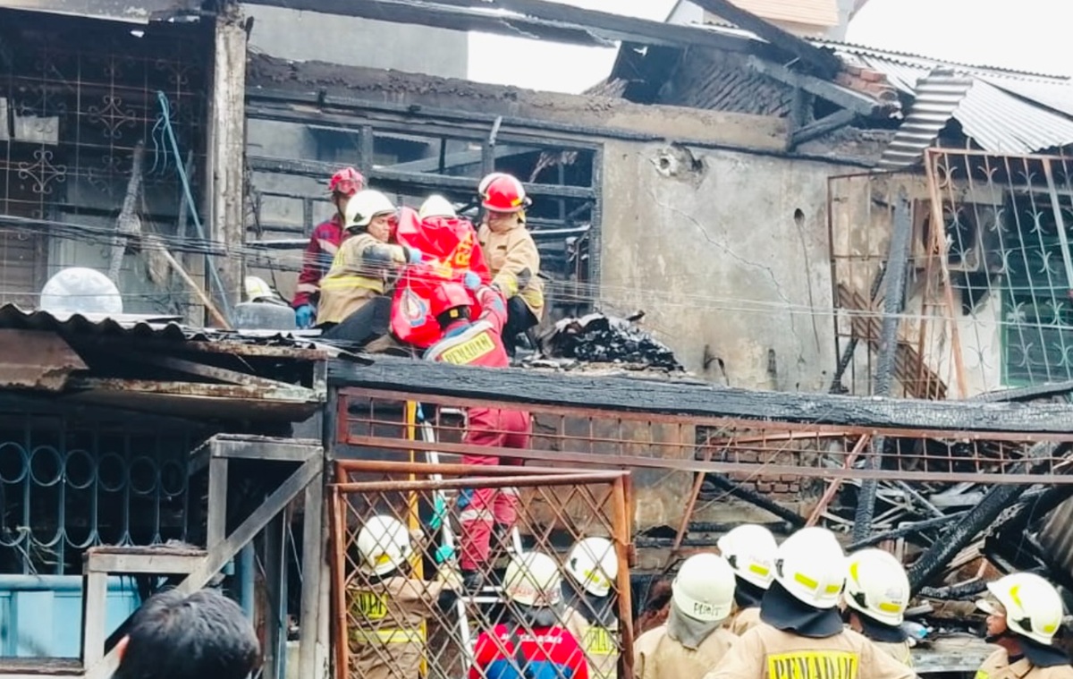 Tragis! Jasad 1 Keluarga dalam 1 Kamar Korban Kebakaran Dipicu Krsleting Mobil Listrik 