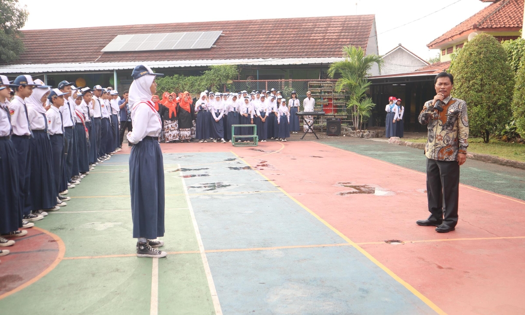 Jadi Pembina Upacara di SMPN 7 Kota Cirebon, Walikota Edo Sosialisasikan Jam Malam untuk Pelajar 
