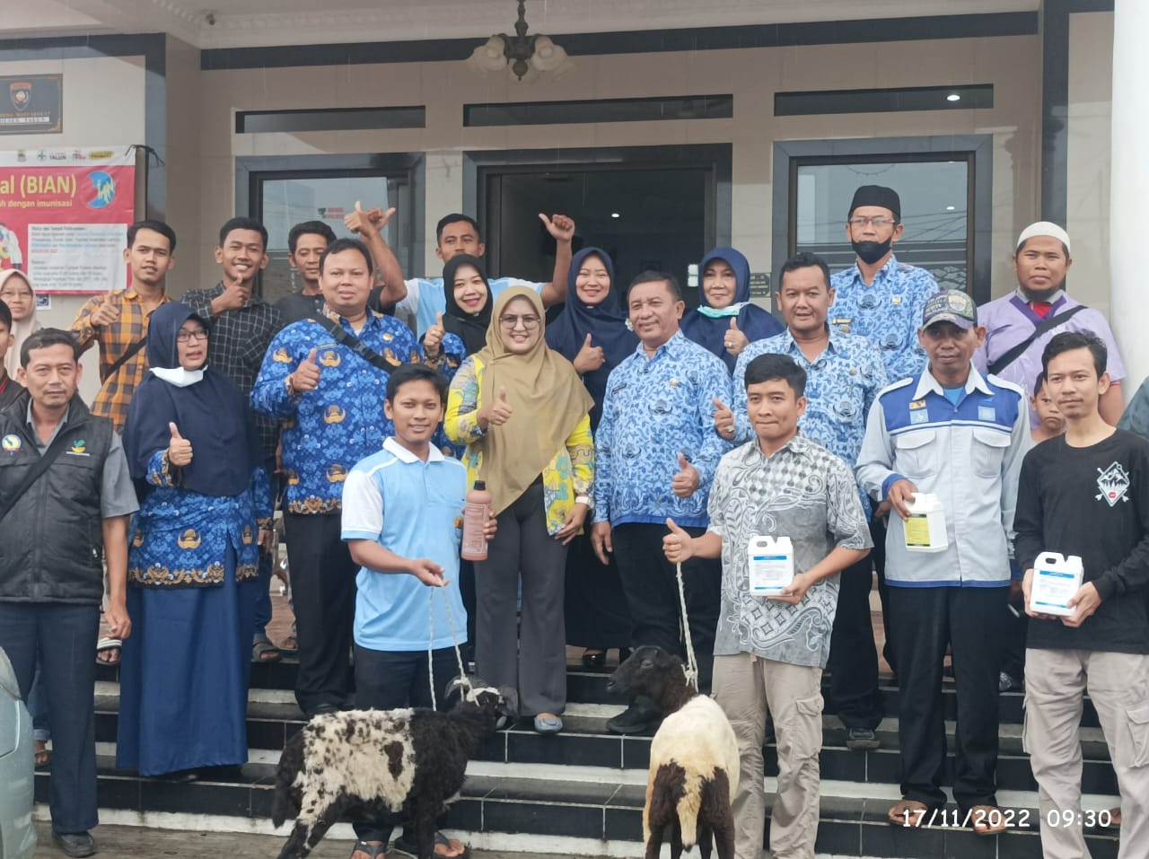Kelompok Tani di Desa Cirebon Girang Talun Dapat 20 Ekor Kambing dari Program Bantuan Kube 