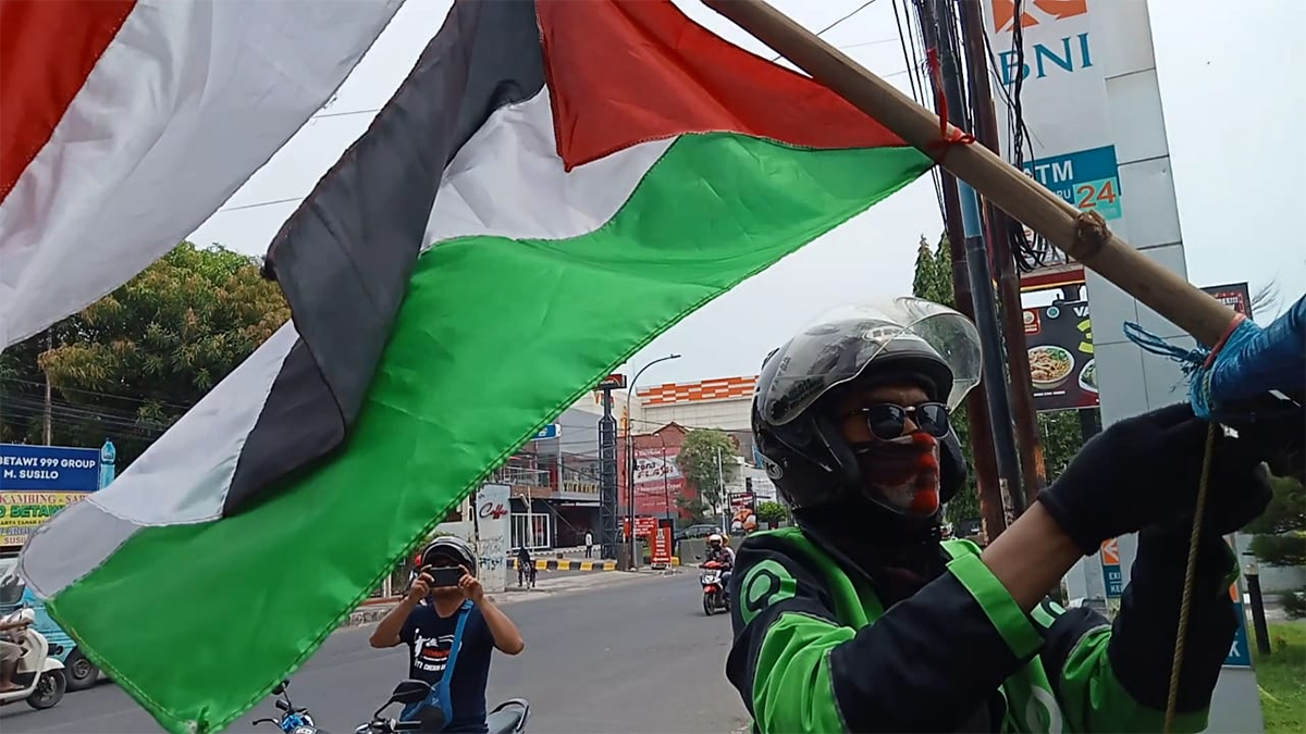 Ojol Cirebon Bersatu Pasang Bendera Palestina di Jalan Cipto Kota Cirebon 