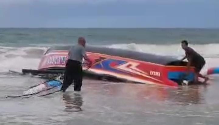 Kapal Nelayan Ujung Genteng Terdampar di Pantai Bobos Santolo, 1 ABK Hilang