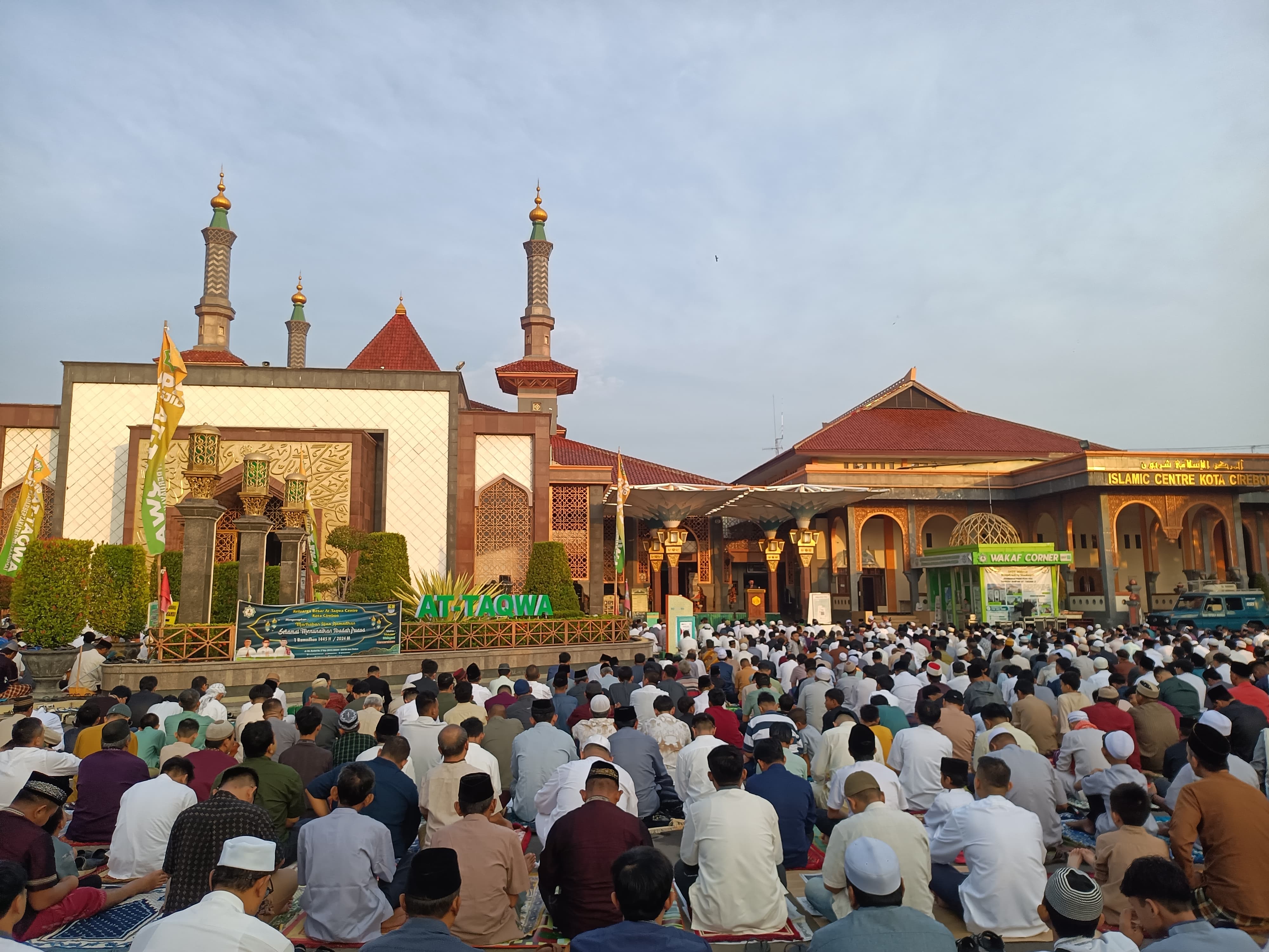 Salat Ied di Masjid At Taqwa Cirebon, Pj Walikota Bersyukur Pemilu hingga Mudik Lancar
