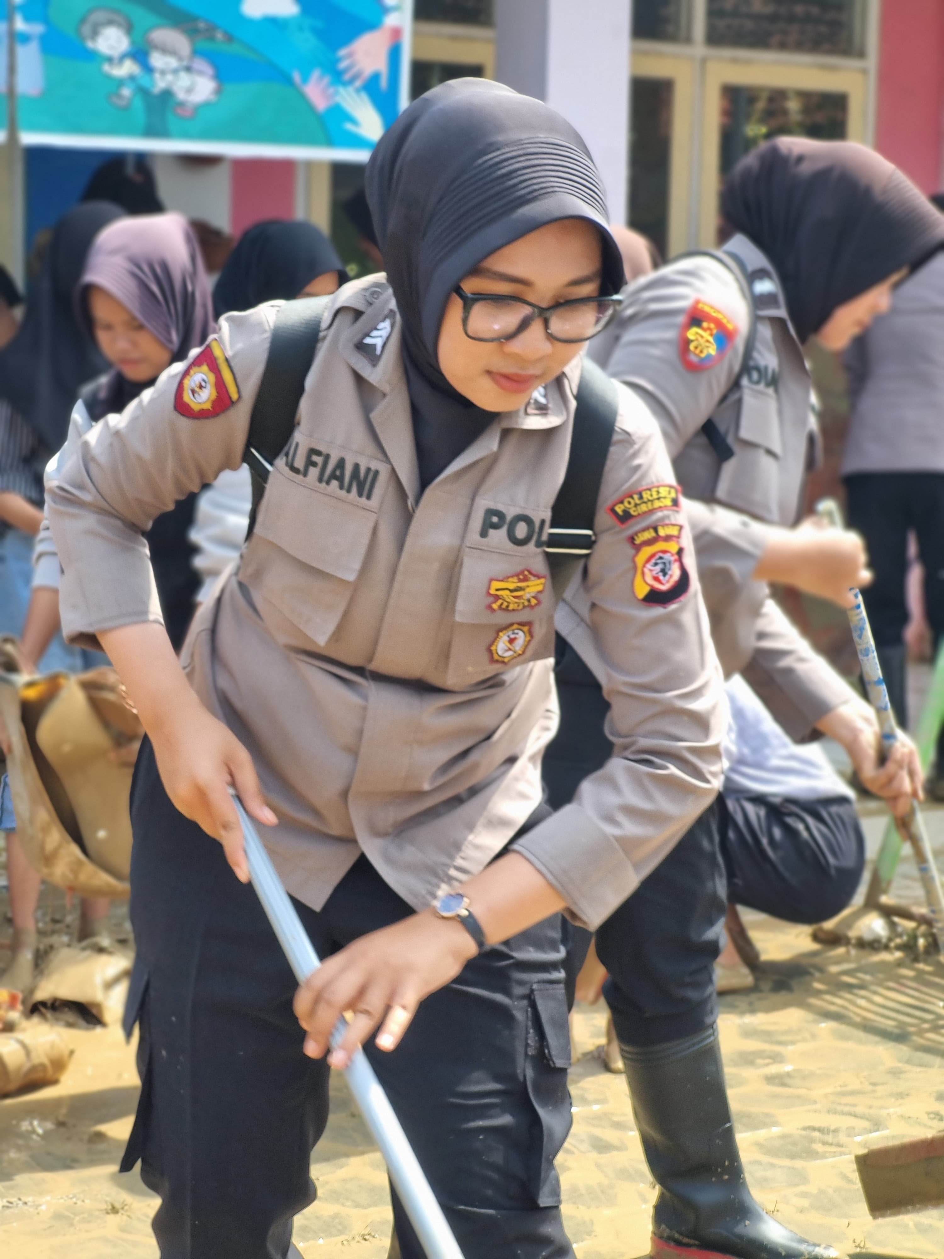 Pasca Banjir, Polwan Polresta Cirebon Kerja Bakti Bantu Warga Bersihkan Fasilitas Umum di Desa Sidaresmi