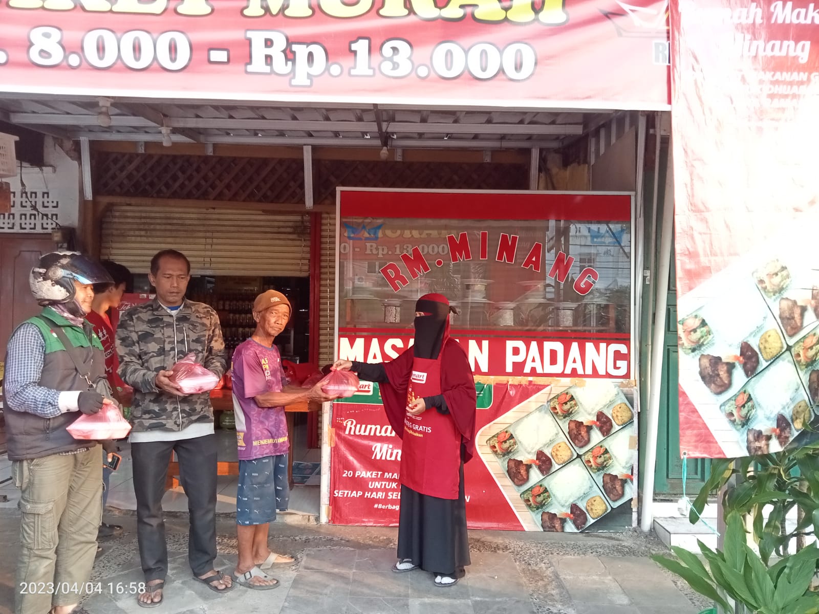 Gelar Warteg Gratis untuk Duafa, Alfamart dan Heinz ABC Bagikan 20.000 Paket Buka Puasa