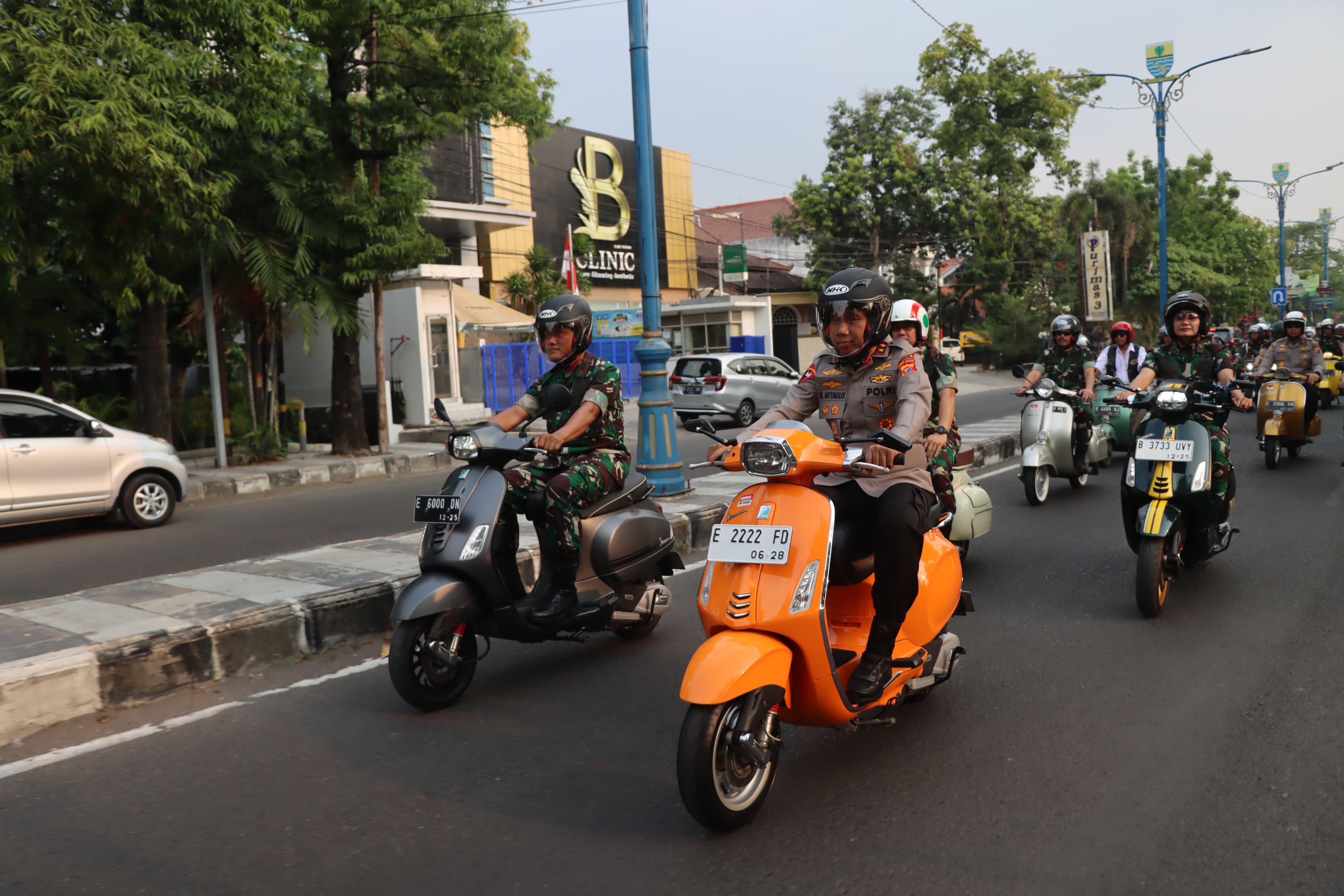 Kunker di Kota Cirebon, Kapolda Jabar Naik Vespa Orange