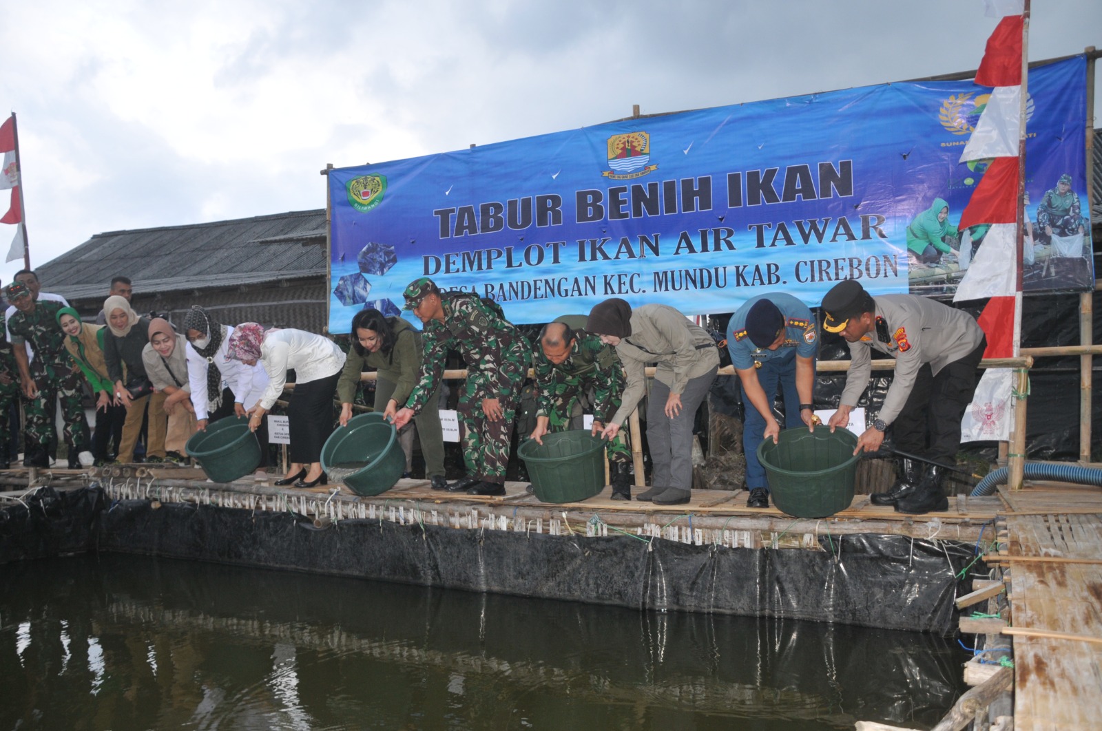 Pangdam III-Siliwangi Tabur Benih Ikan di Desa Bandengan Cirebon, Wabup Ayu Bilang Begini