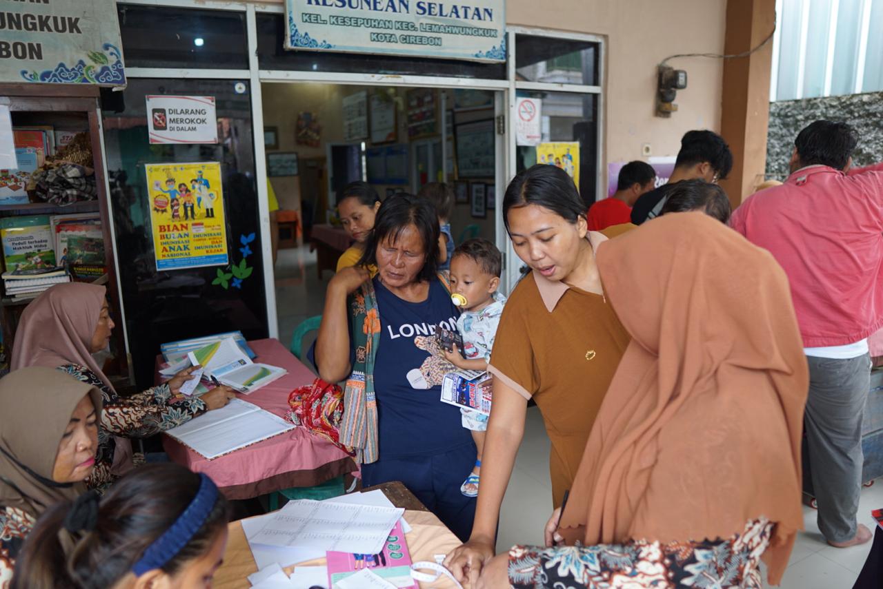 Cegah Stunting, Yuh Gasnang Wong Cirebon Salurkan Bantuan PMT di Posyandu RW 09 Kelurahan Kesunean