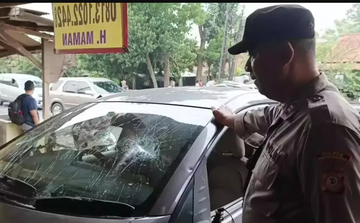 Pengemudi Minibus Tabrak Lari Lalu Ceburkan diri ke Sungai, Dikepung Lalu Diamuk Warga