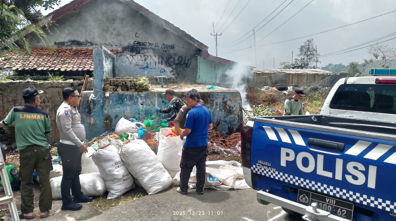 Satlantas Polres Kuningan Pasang Bantalan Keselamatan di Jalur Rawan Kecelakaan Jelang Nataru