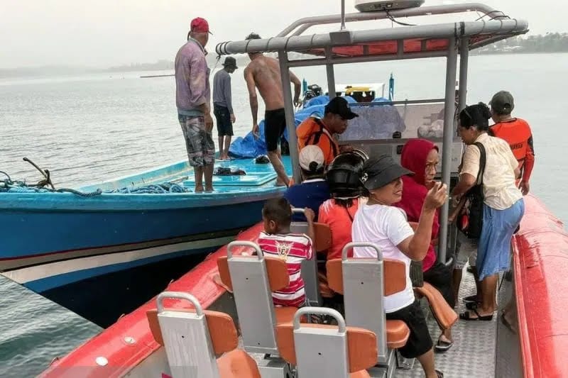 Tim SAR Gabungan evakuasi 27 Penumpang Kapal Cepat Alami Mati Mesin di Selat Nerong