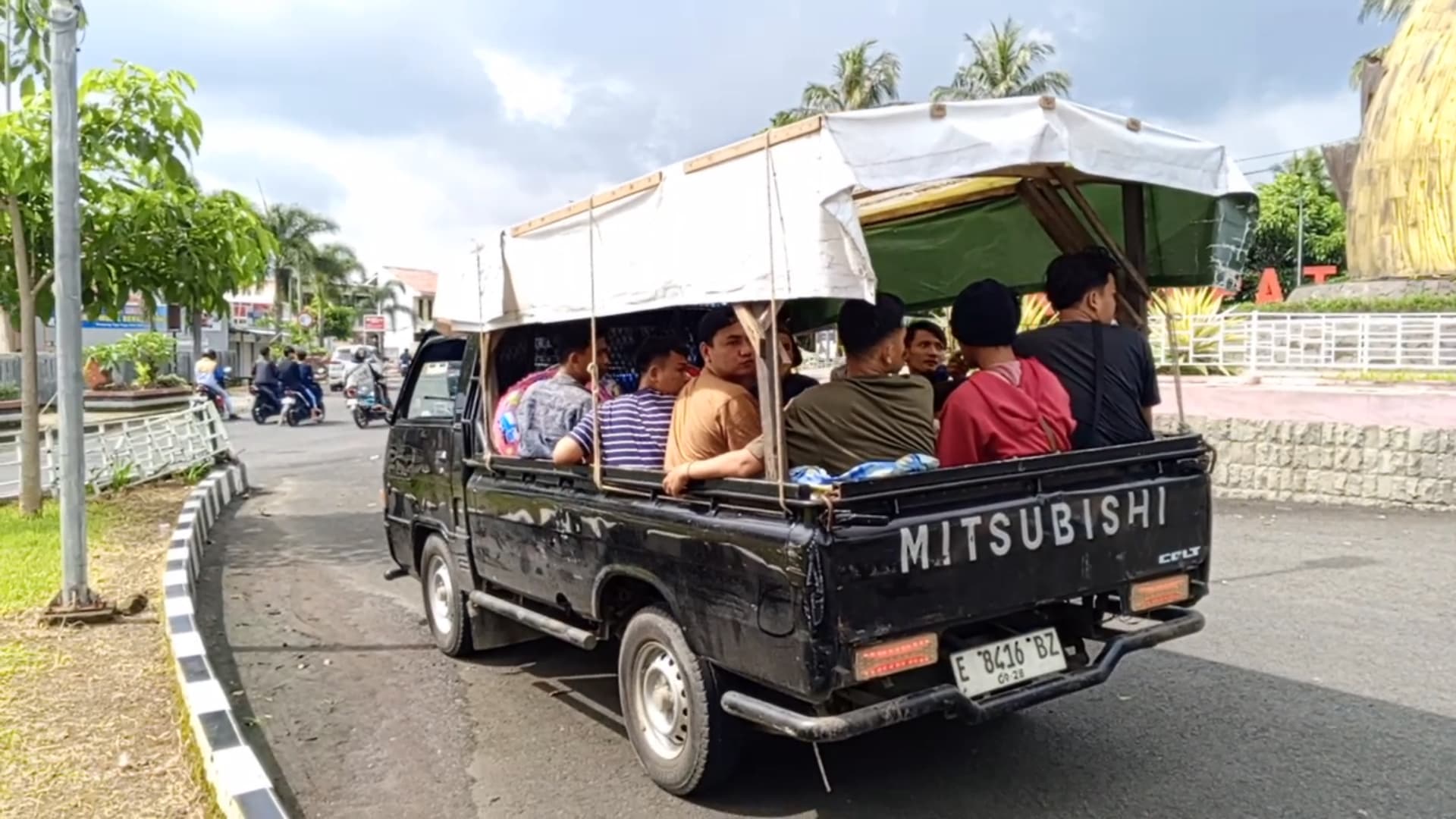 Alasan Wisatawan Pilih Mobil Bak Terbuka: Angin Sepoi-Sepoi