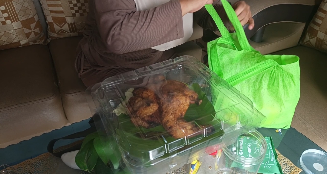 Edisi Jumat Berkah, Menu MBG Bekakak Ayam Bikin Ibu Hamil di Kuningan Sumringah 