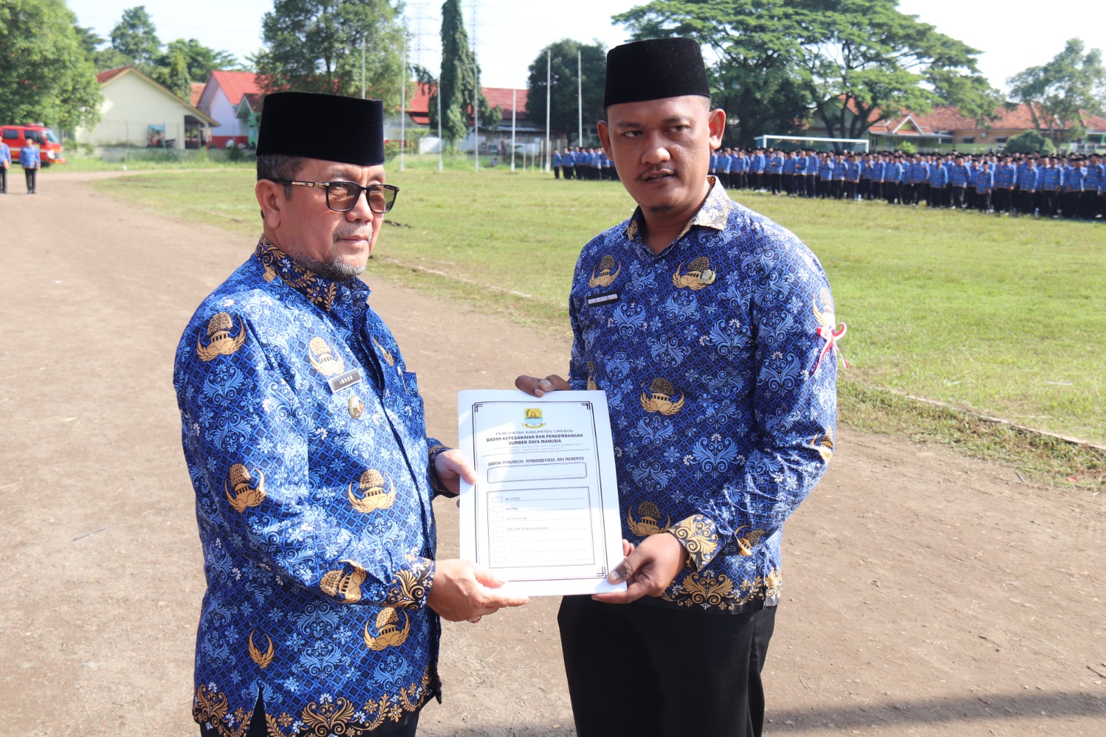 Bupati Imron Serahkan Ribuan SK PPPK Paruh Waktu