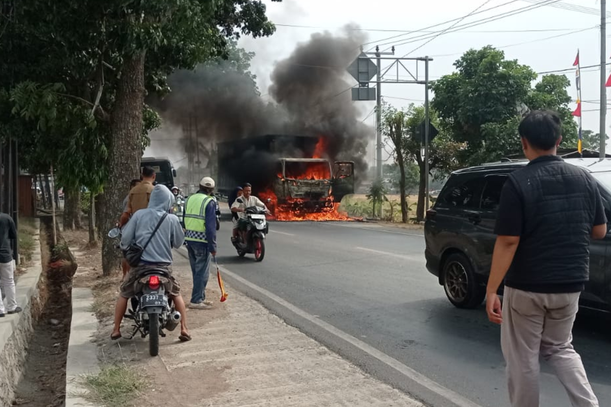 BREAKING NEWS: Truk Terbakar di Beber, Api Muncul dari Bawah Mesin