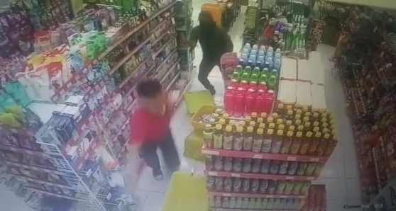 Video Perampokan Minimarket di Majalengka, Pria Bertopi Acungkan Senjata ke Pegawai, Tapi gagal Total