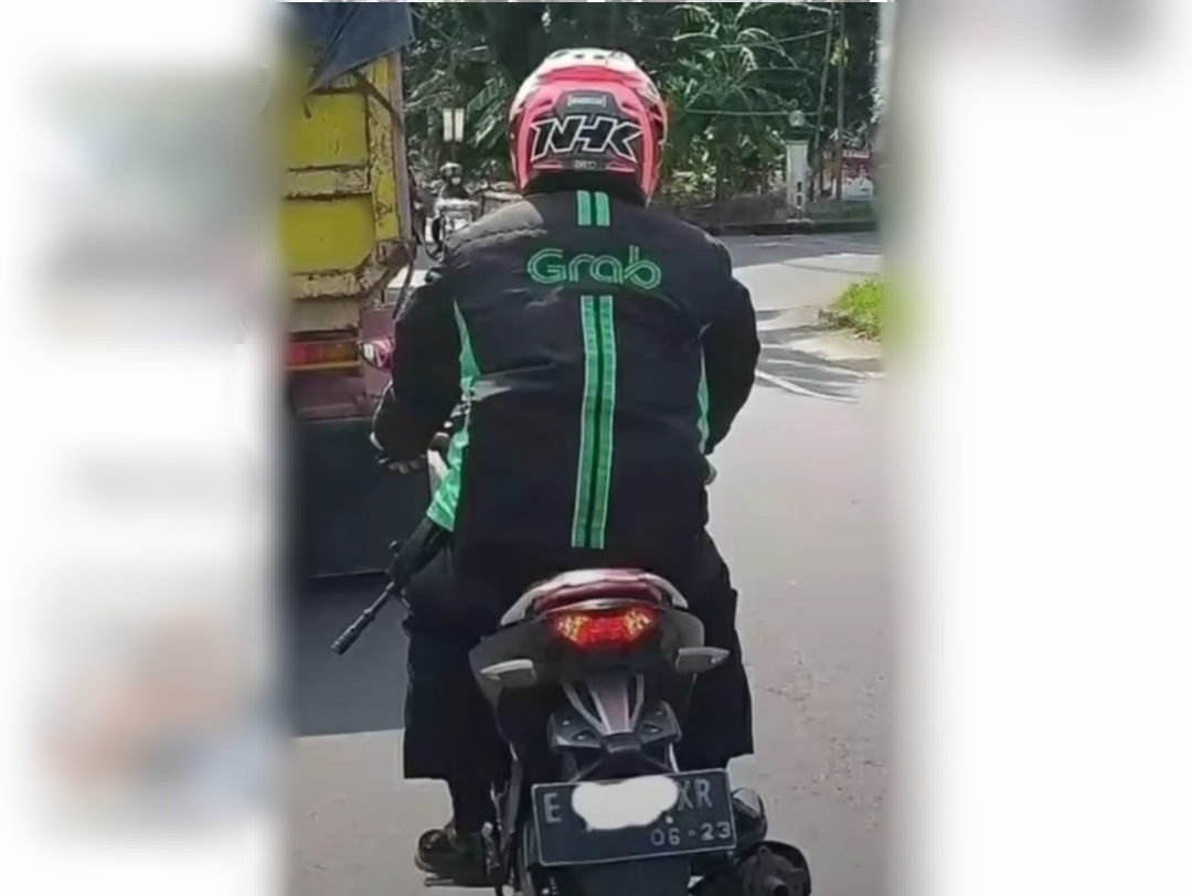 Viral Polisi di Cirebon Pakai Jaket Driver Grab Bawa Senjata Laras Panjang, Lagi Nyamar?