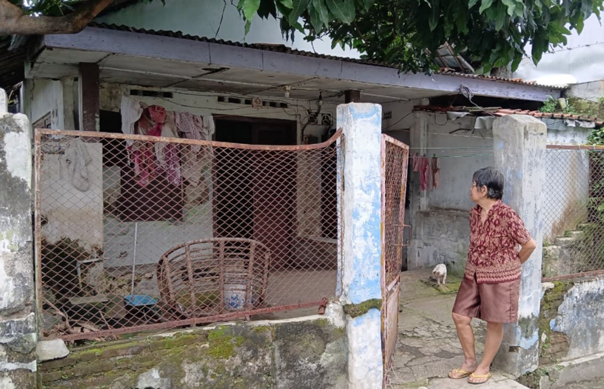 Rumah Nyaris Roboh, Hidup Nenek 67 Tahun di Cirebon Penuh Kecemasan