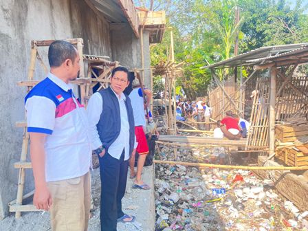 Bersama Relawan, Husin Turun Langsung Bersihkan Sampah 