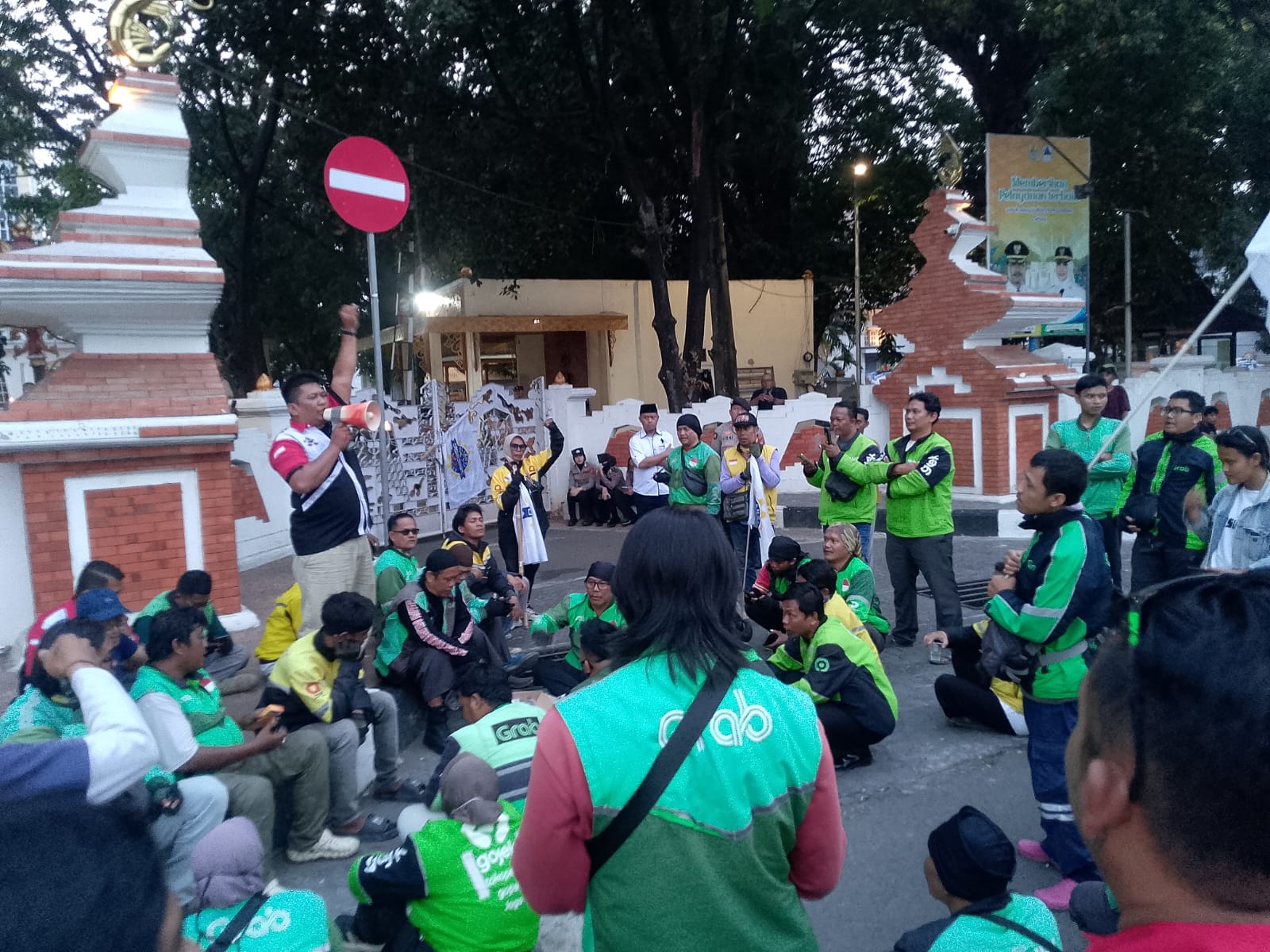 Ojol Cirebon Geruduk Balai Kota, Kecewa Tak Ditemui Pemkot dan Kementerian UMKM