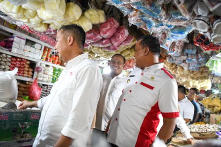 Bey Machmudin Cek Ketersediaan Stok dan Harga Pangan di Pasar Baru Bekasi