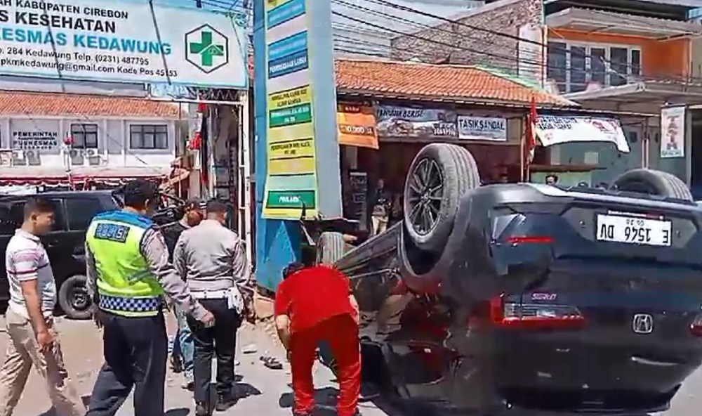 BREAKING NEWS: Kecelakaan di Kedawung Cirebon, Melaju Kencang WRV Terbalik dan Ringsek
