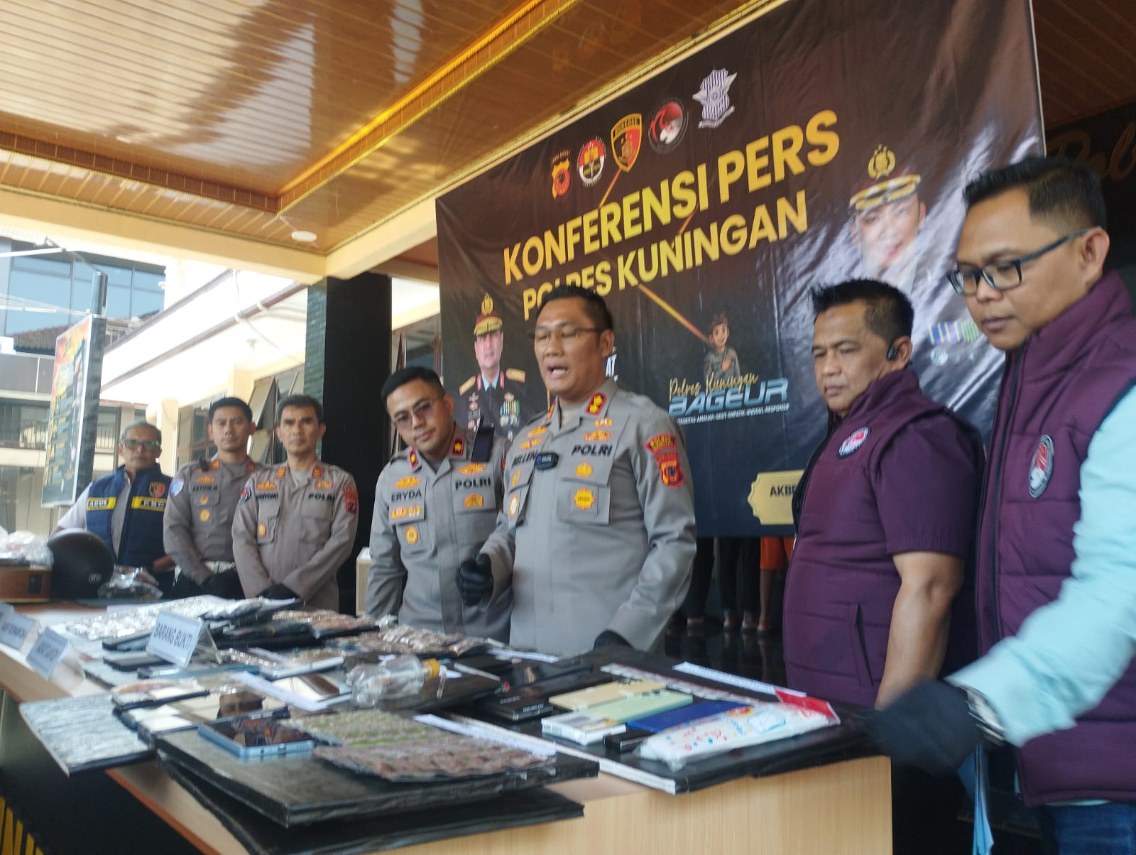 Polres Kuningan Ungkap 12 Kasus Narkoba, 22 Tersangka Diamankan dan 7.273 Obat Keras Disita