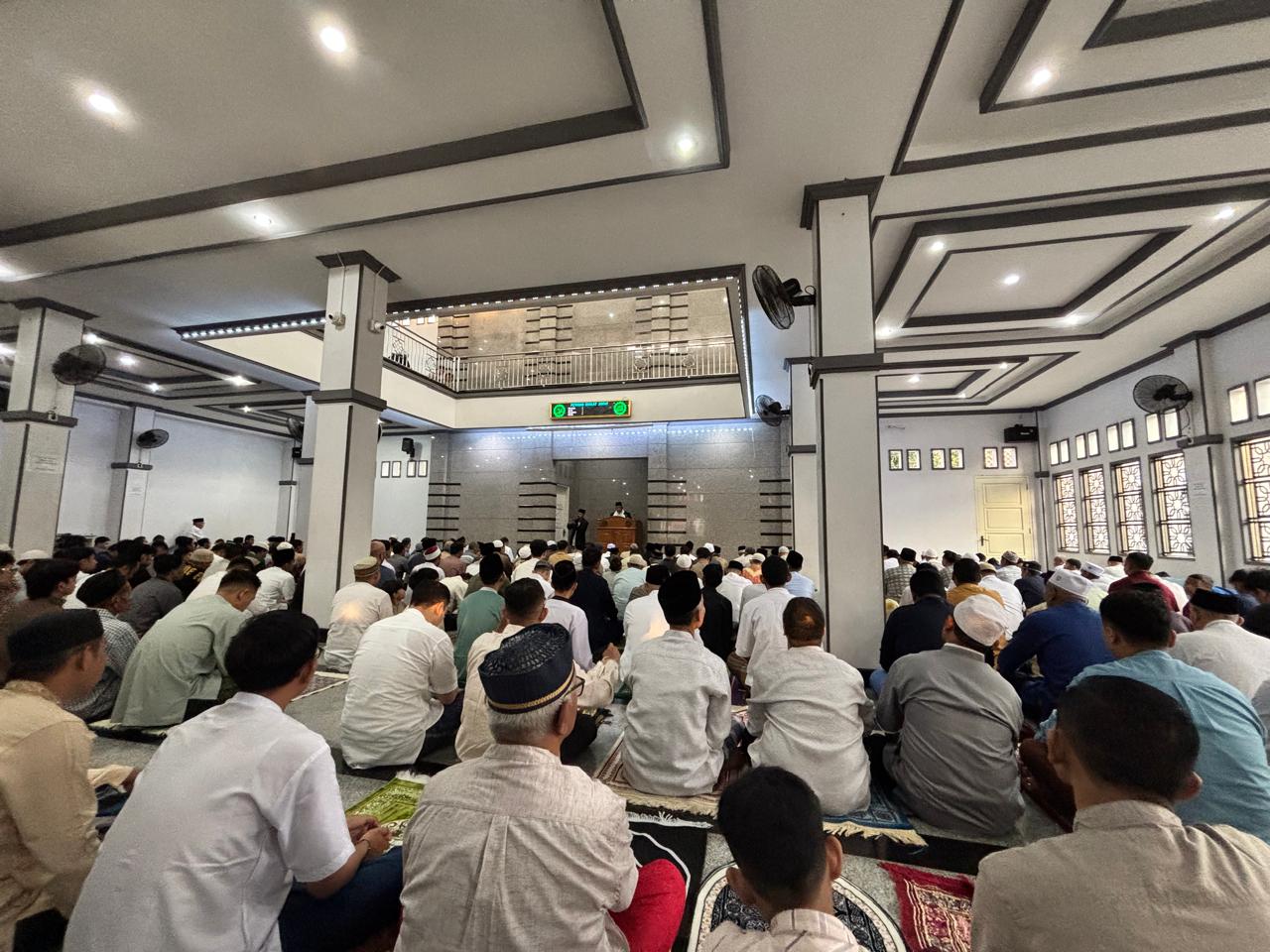 Ratusan Warga Salat Id di Masjid Darul Muslimin Kapuk Permai Cirebon