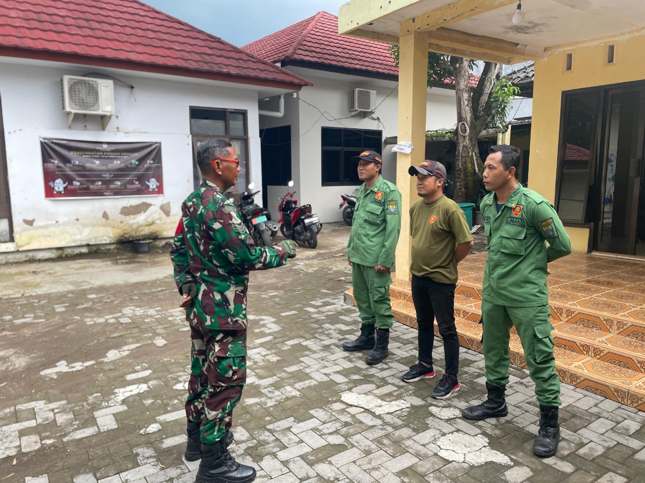 Tingkatkan Keamanan Lingkungan, Babinsa Kalijaga Kota Cirebon Siagakan Satlinmas
