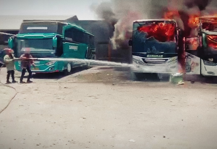 Kebakaran di Garasi Bus PO Sahabat, 5 Mobil Hangus Terbakar, Diduga Penyebab dari Korsleting Listrik