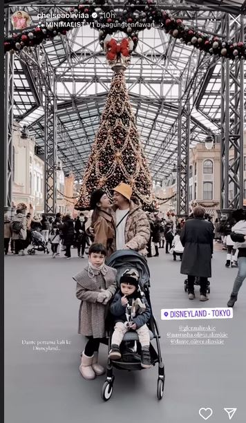 Chelsea Olivia Bersama Keluarga Liburan Natal di Disneyland Tokyo