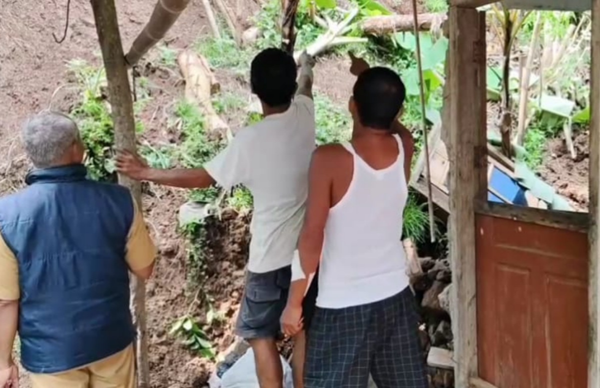 Hujan Seharian Picu Longsor di Cirebon, Dapur Rumah Warga Jebol