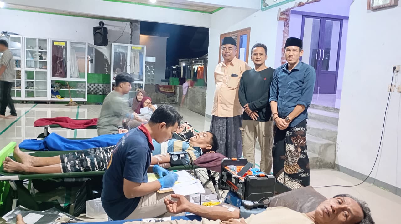 Hebat! Warga Melaksari Cirebon Donor 40 Labu Darah Usai Tarawih