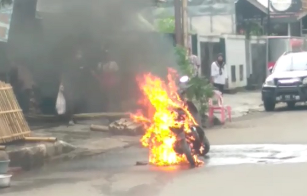 Motor Terbakar di Kasepuhan Cirebon, Tidak Ada yang Berani Memadamkan
