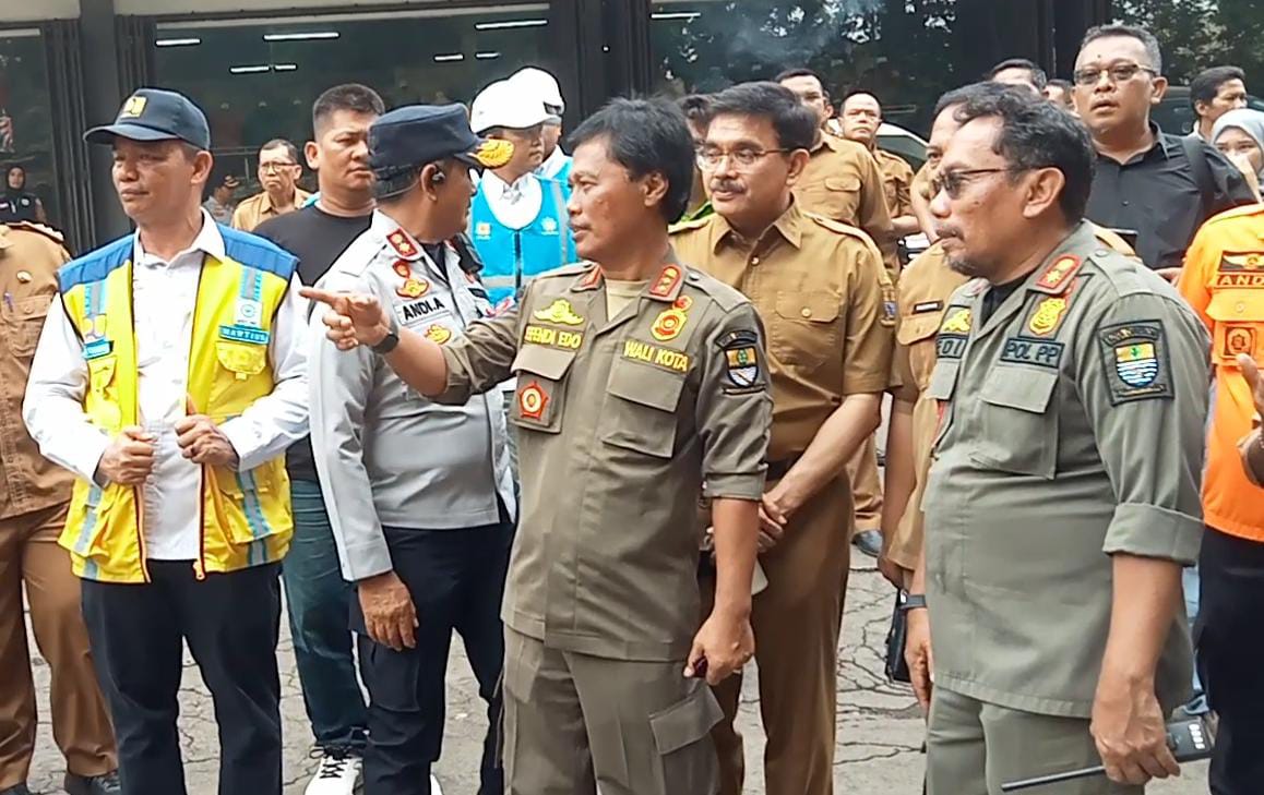 Langkah Nyata Penataan Kota, Pemkot Cirebon Bongkar Bangunan PKL di Bantaran Sungai Sukalila