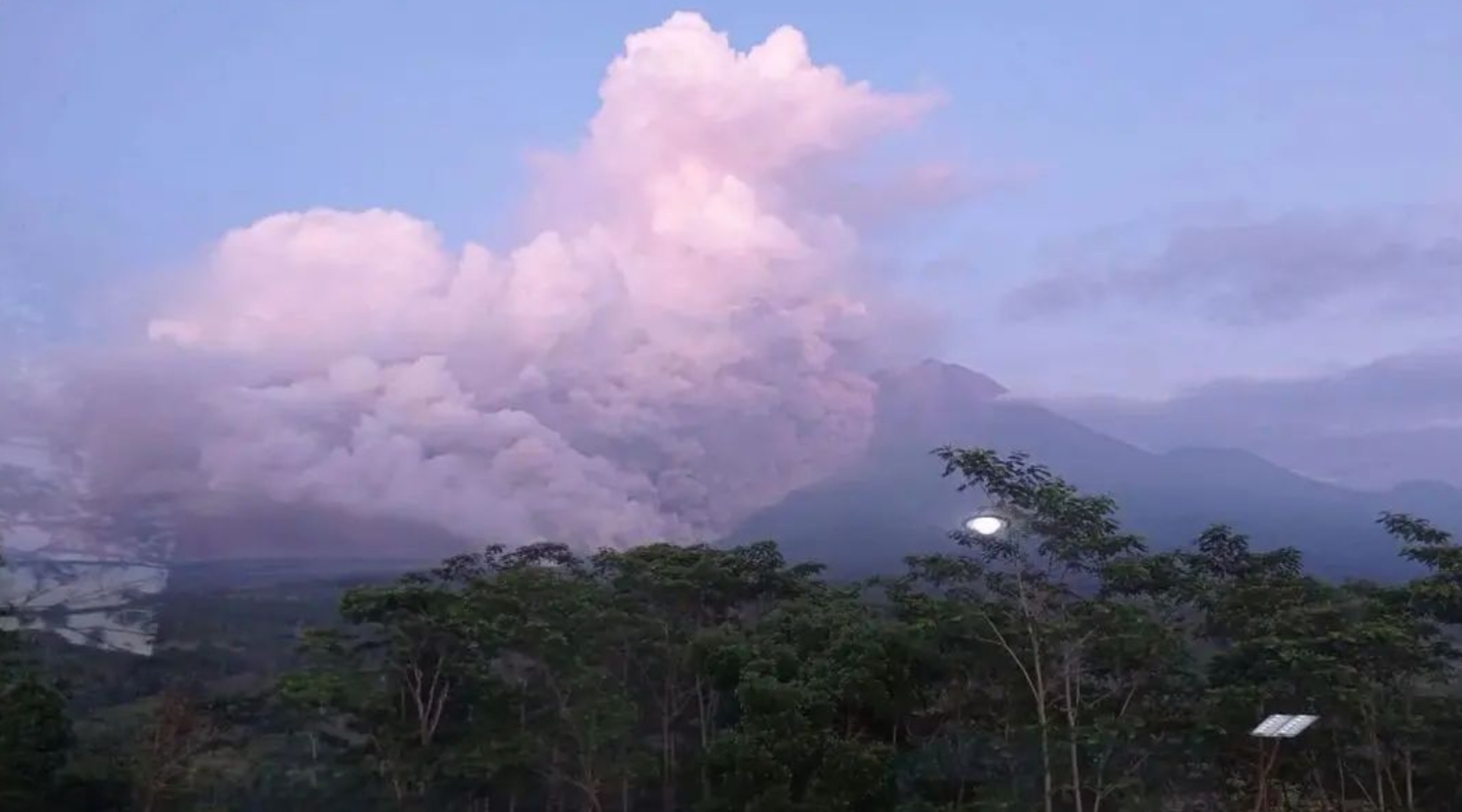 Gunung Semeru Erupsi, Dilarang Aktivitas 13 Km dari Puncak