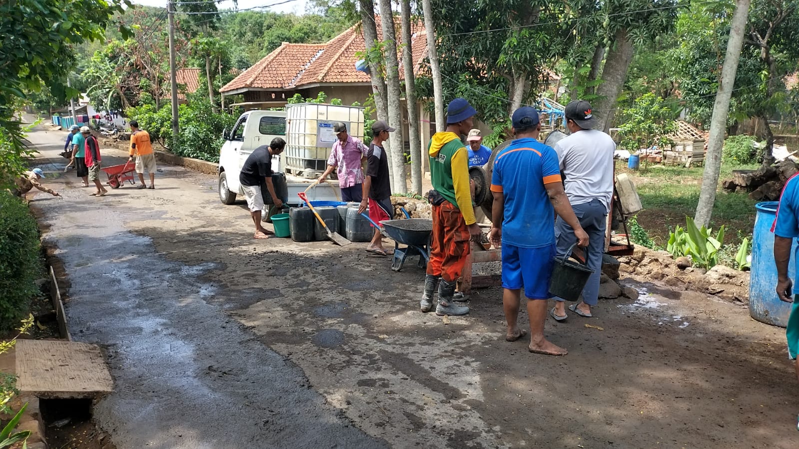 Tidak Mau Andalkan Pemerintah, Kampung di Cirebon Perbaiki Sendiri Jalan Desa