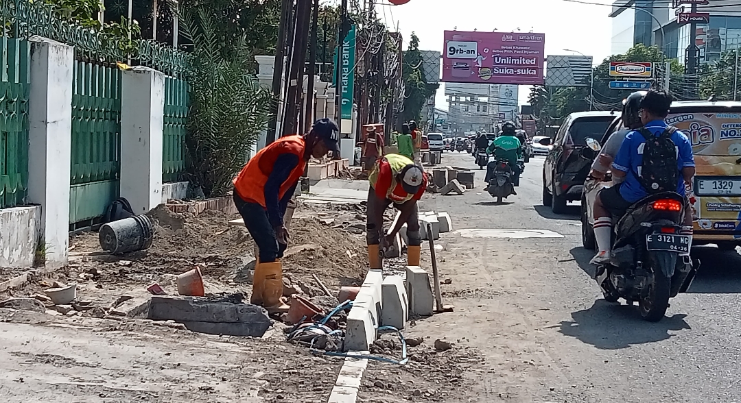 Kota Cirebon Berbenah, Sejumlah Trotoar di Jalan Kartini Diperbaiki 