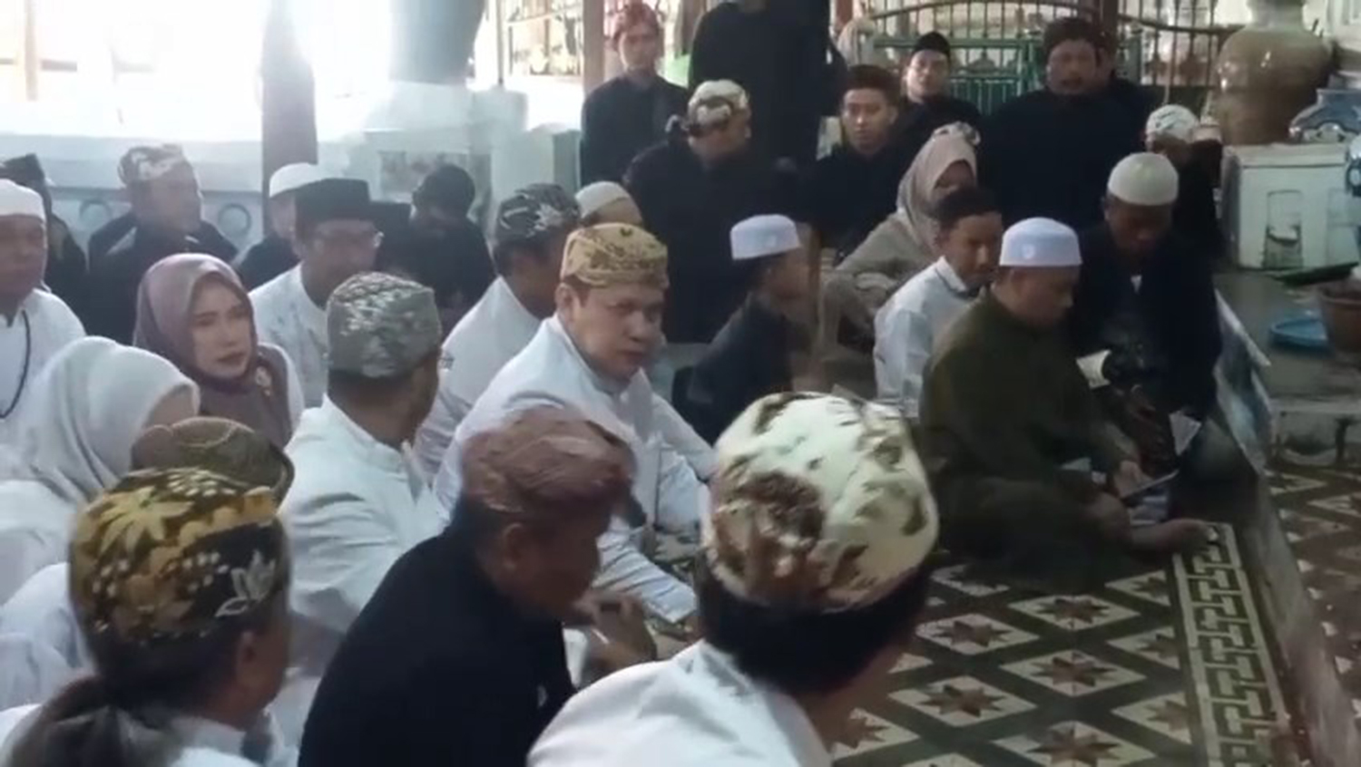 Masih Ada Penolakan, Keluarga Besar Keraton Kasepuhan Akhirnya Bisa Masuk ke Makam Gunung Jati 