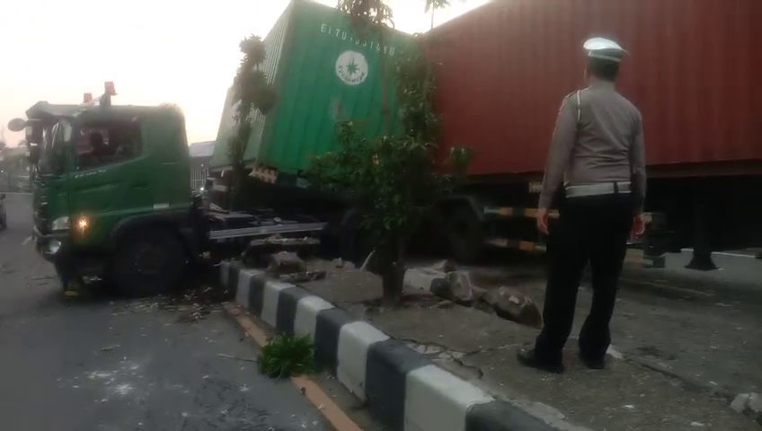 Truk Kontainer Tabrak Median Jalan di Klangenan, Supaya Tidak Terguling Ditahan Truk Kontainer Lain
