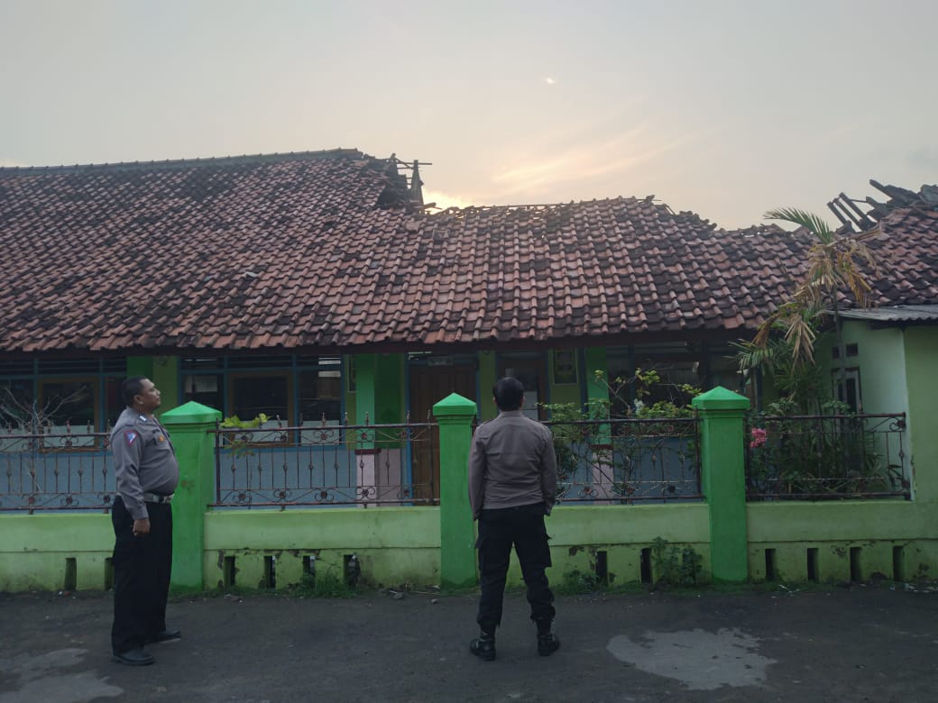 Hujan Disertai Angin Sapu Kabupaten Cirebon, Atap Bangunan SD 1 Kedungdawa Hilang