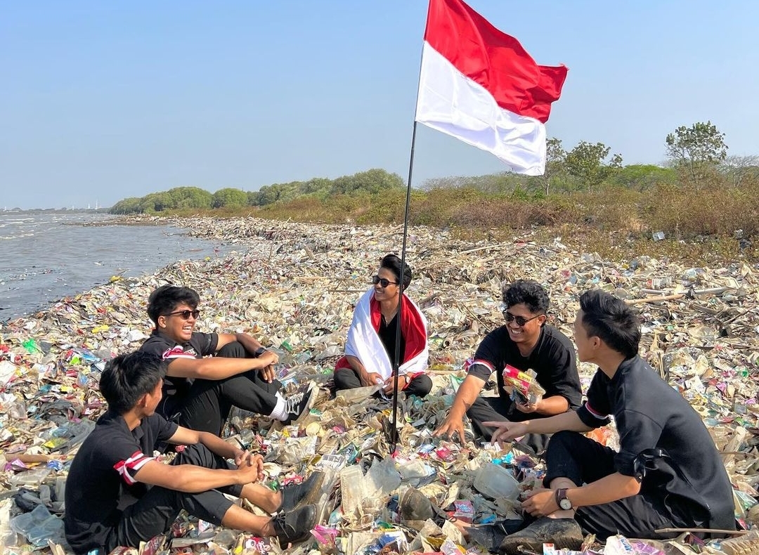 Malu, Bersih-Bersih Pantai Cirebon Digagas Orang Bandung