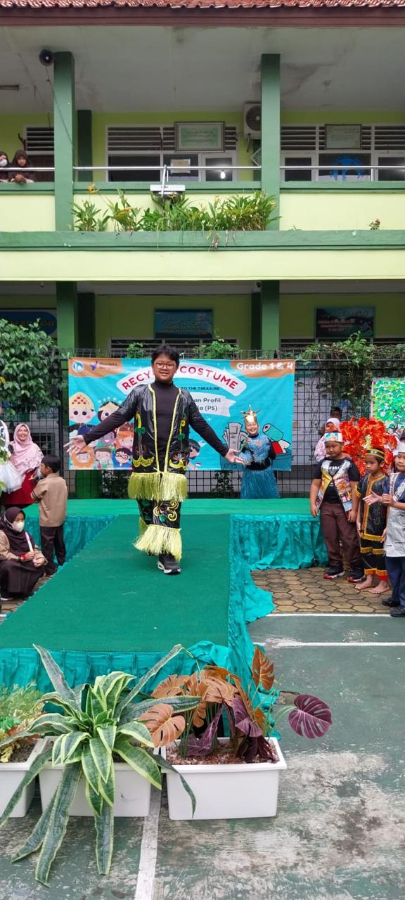 Meriahnya Fashion Show Sampah Daur Ulang di SD Islam Al Azhar 3 Cirebon