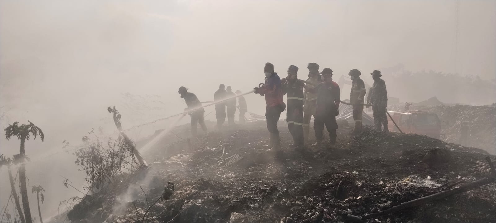 Kebakaran TPSA Ciniru Kuningan Meluas, Api Ancam Perkebunan Warga