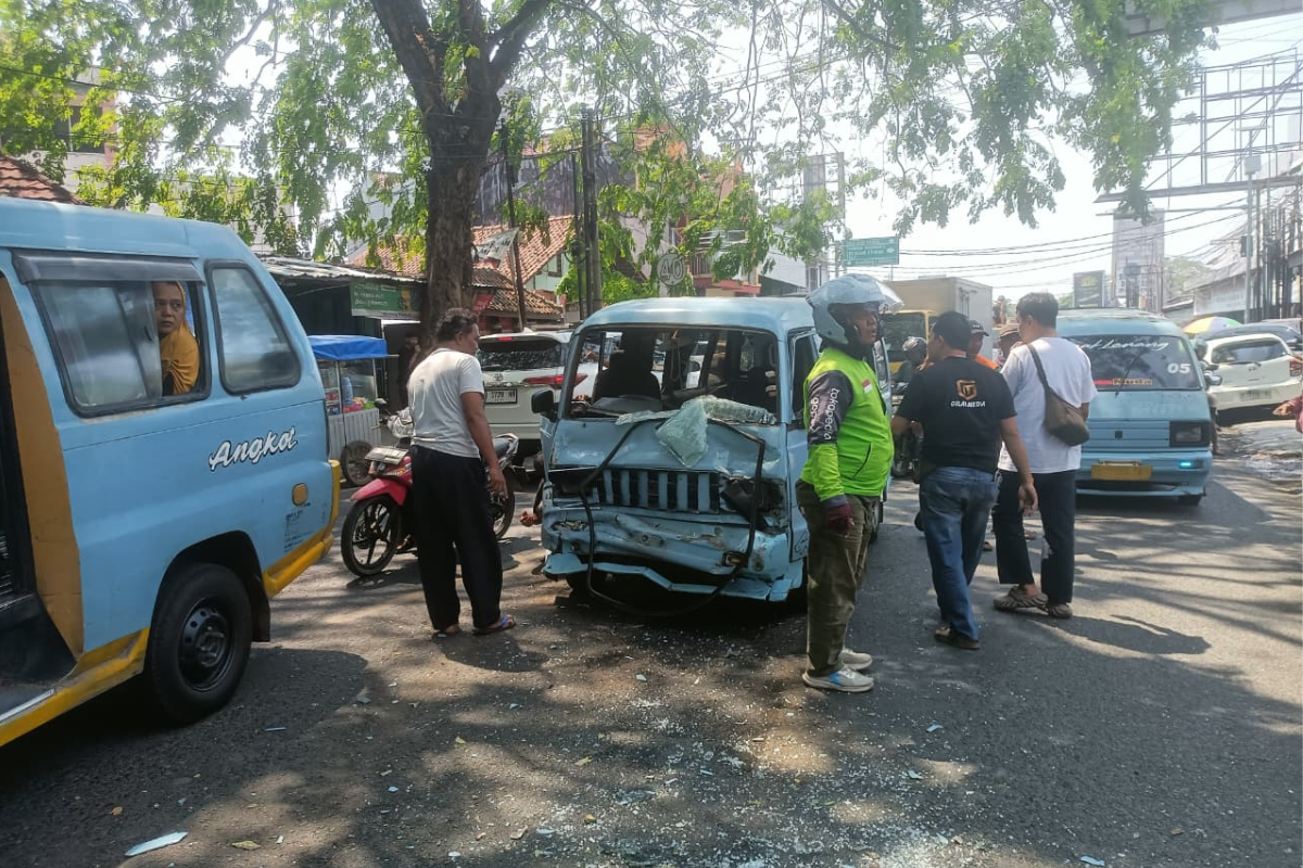 BREAKING NEWS! Kecelakaan di Cirebon, Pengendara Motor Dilarikan ke Rumah Sakit