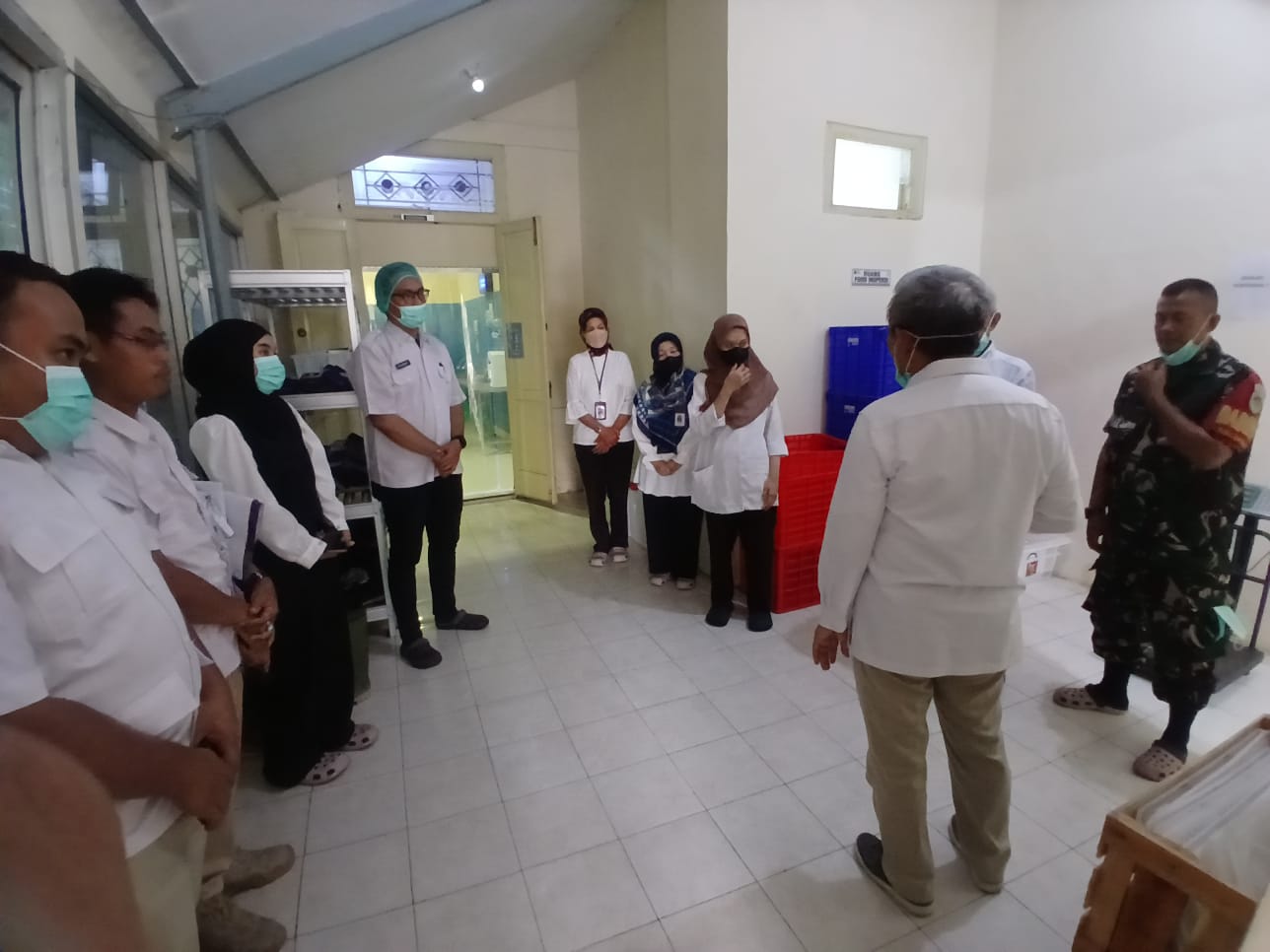 Babinsa Kelurahan Drajat Dampingi Kunjungan Anggota DPR RI Tinjau Dapur SPPG Program MBG