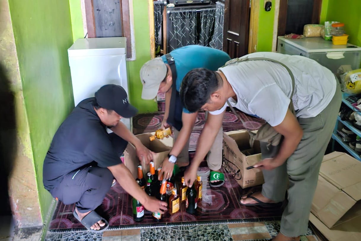 Razia Polresta Cirebon, Puluhan Botol Minuman Keras Disita