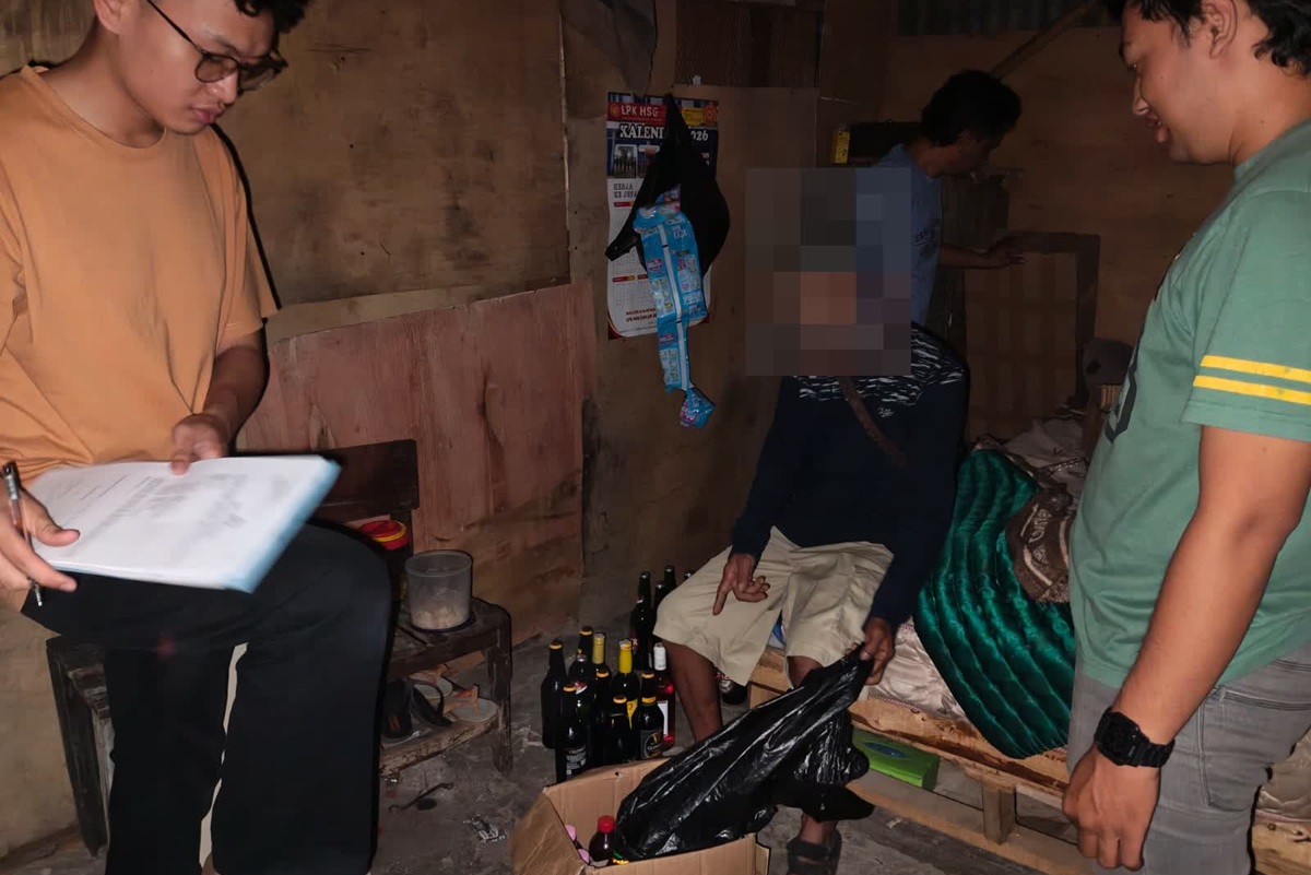 Razia Miras di Cirebon Makin Gencar, Ratusan Botol Disita Polisi