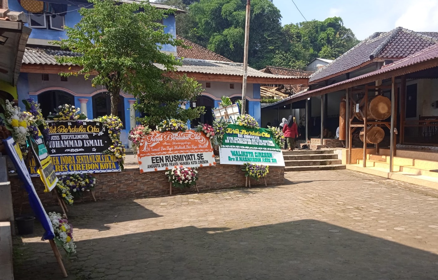 KH Ismail Dimakamkan di Pasarean Cikolontong Benda Kerep, di Sebelah Mbah Kiai Muslim