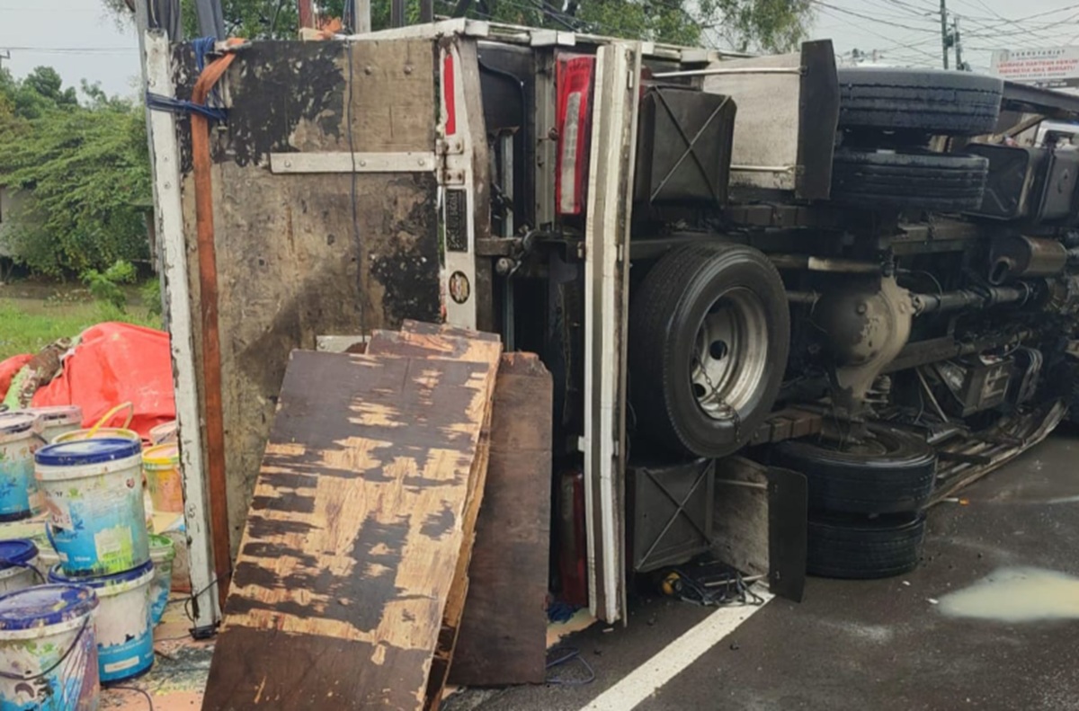 Hindari Motor, Truk Bermuatan 7 Ton Cat dan Kain Terguling di Jembatan Arjawinangun